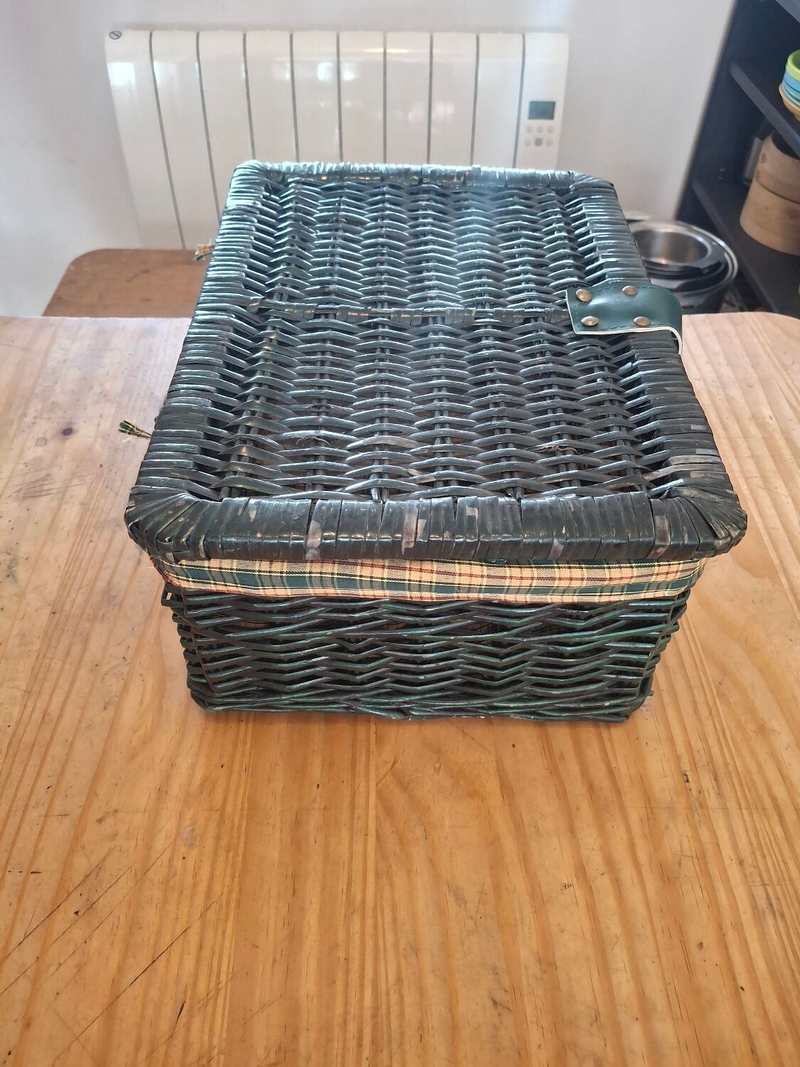 Vintage green wicker picnic basket – tartan interior
