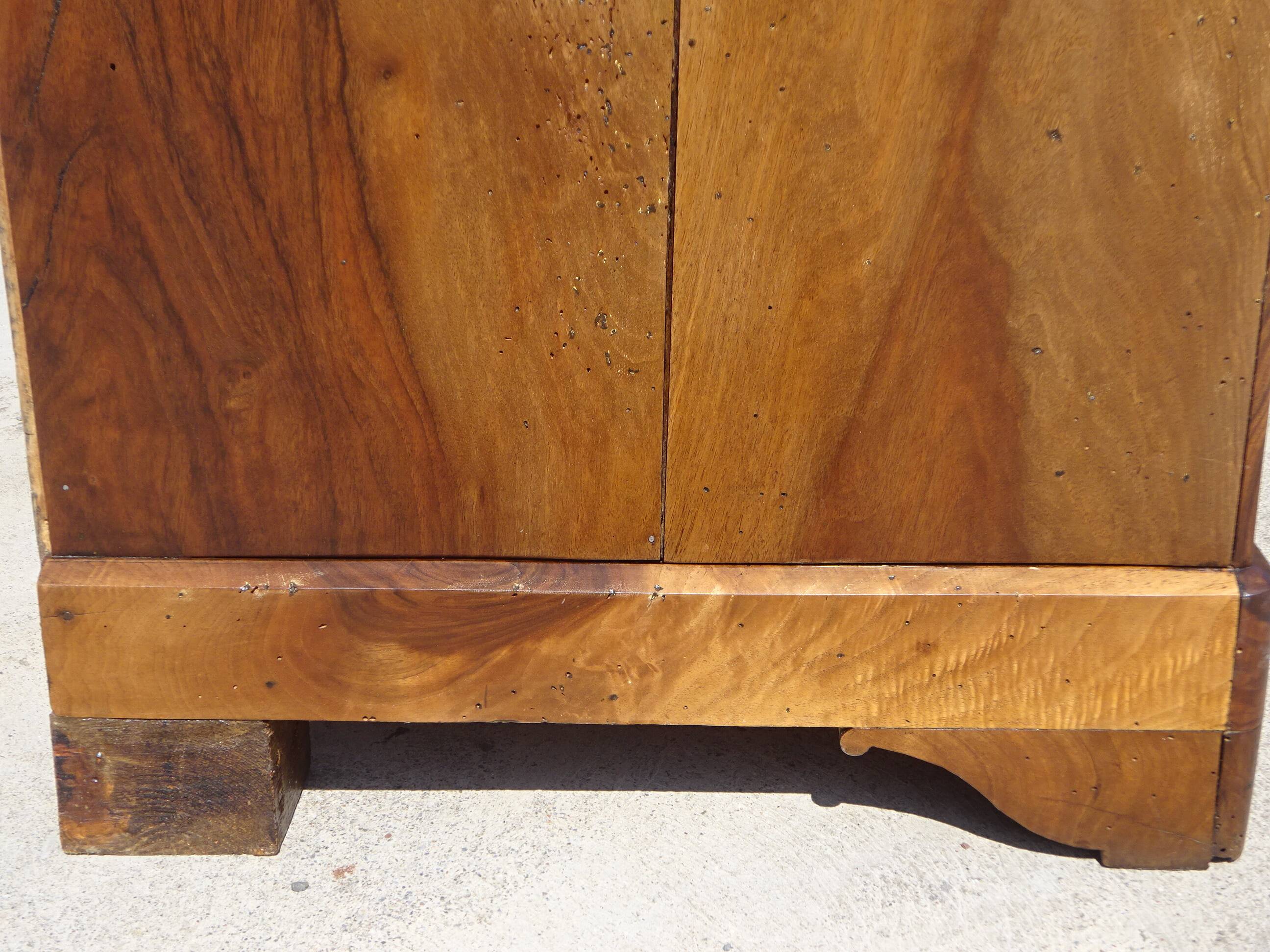 Antique Louis Philippe chest of drawers made entirely of walnut.