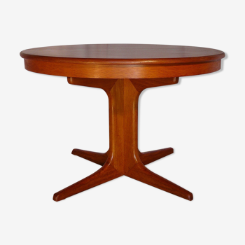 Expandable round table with two Baumann extension cords