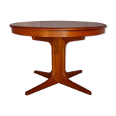 Expandable round table with two Baumann extension cords