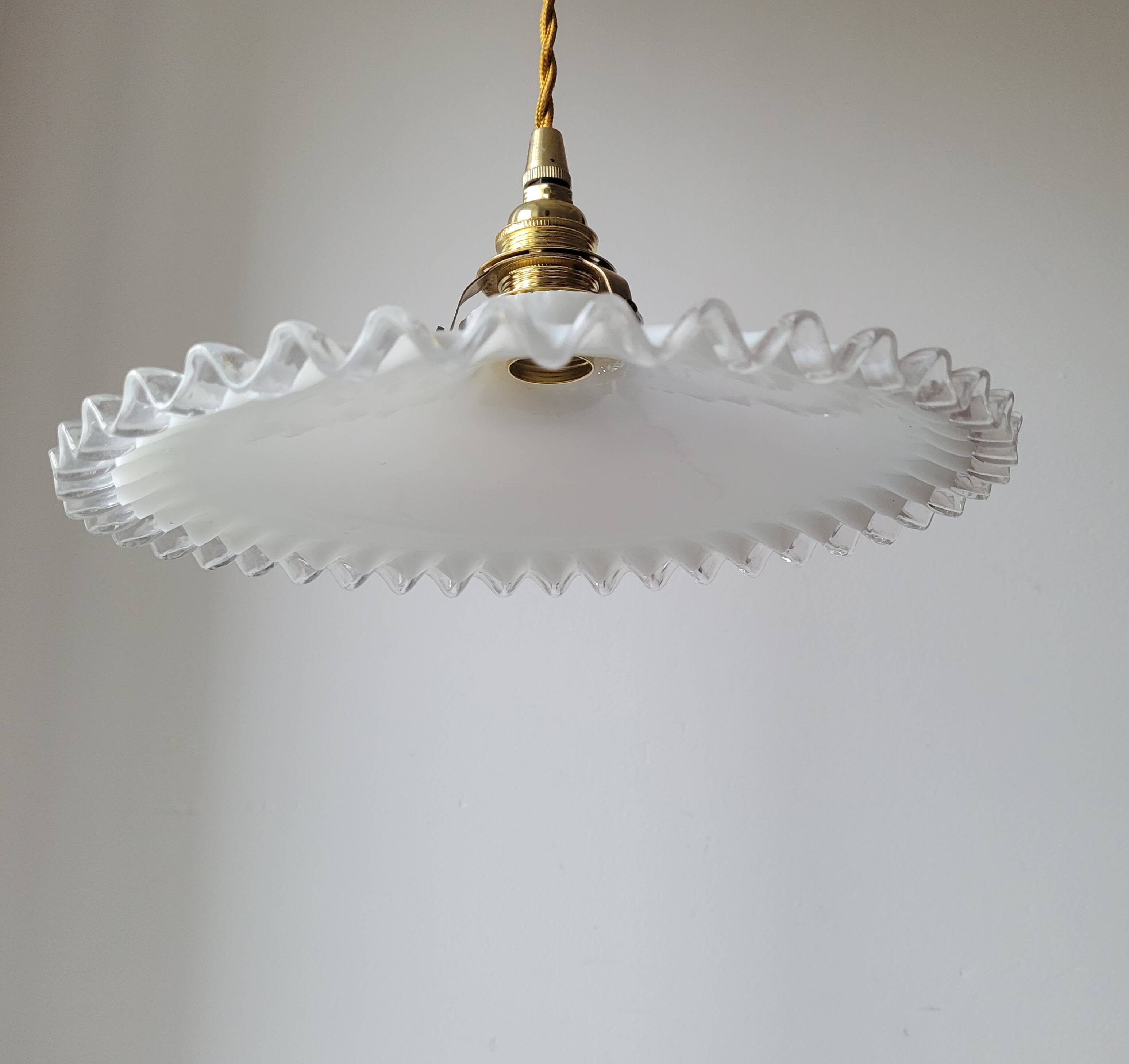 Pendant in serrated opaline