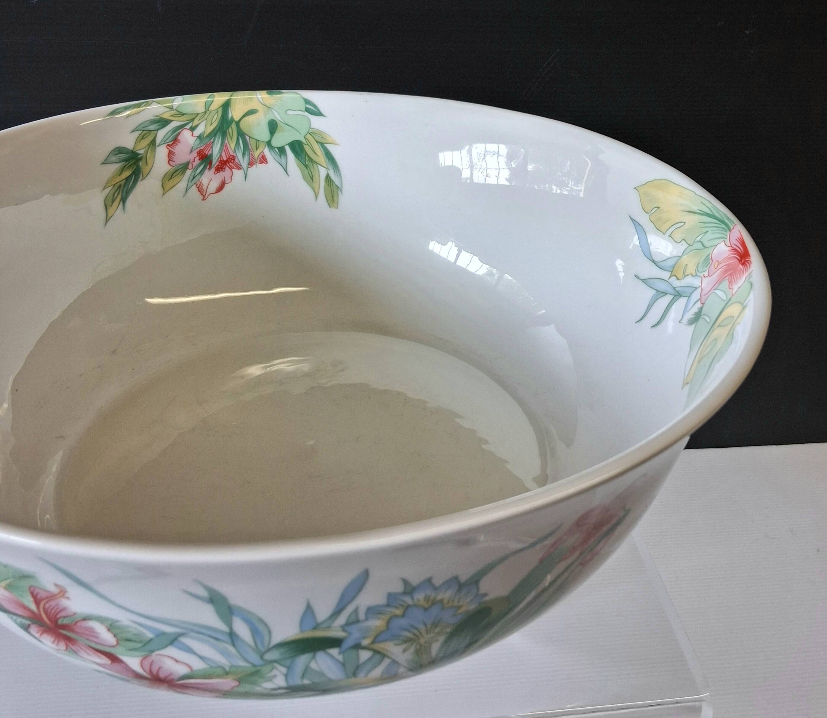 Very large porcelain salad bowl in very good condition from L'hirondelle Meh.