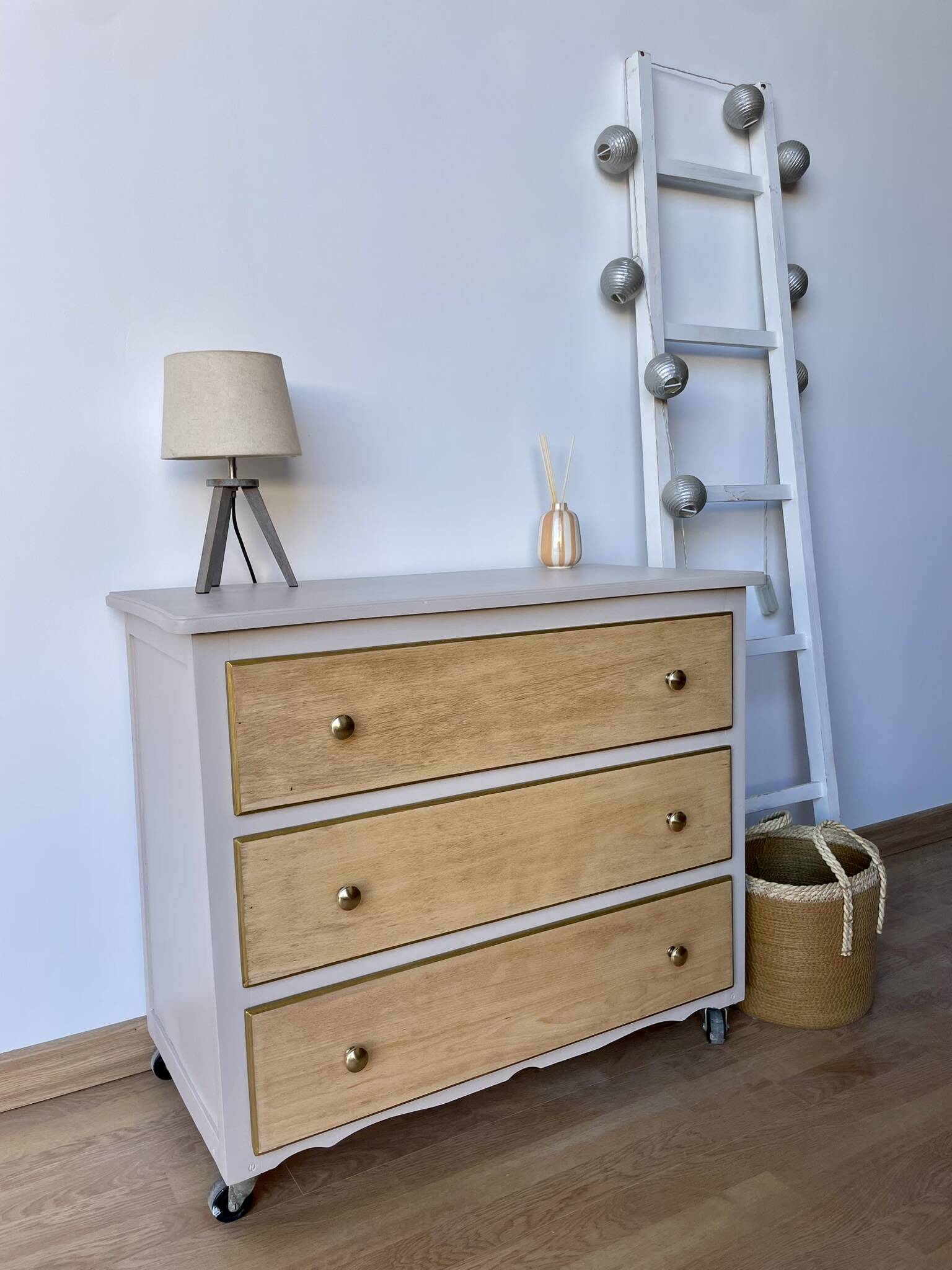 Vintage chest of drawers with 3 drawers