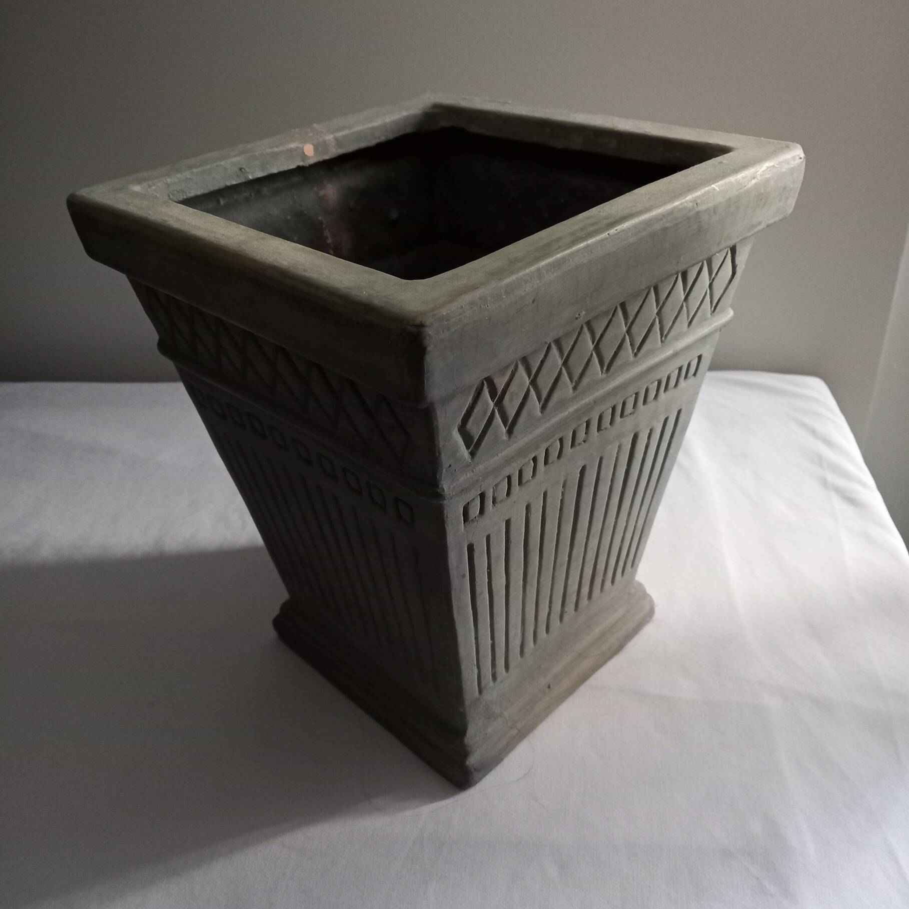 Square jardinière in Art Deco style in ceramic