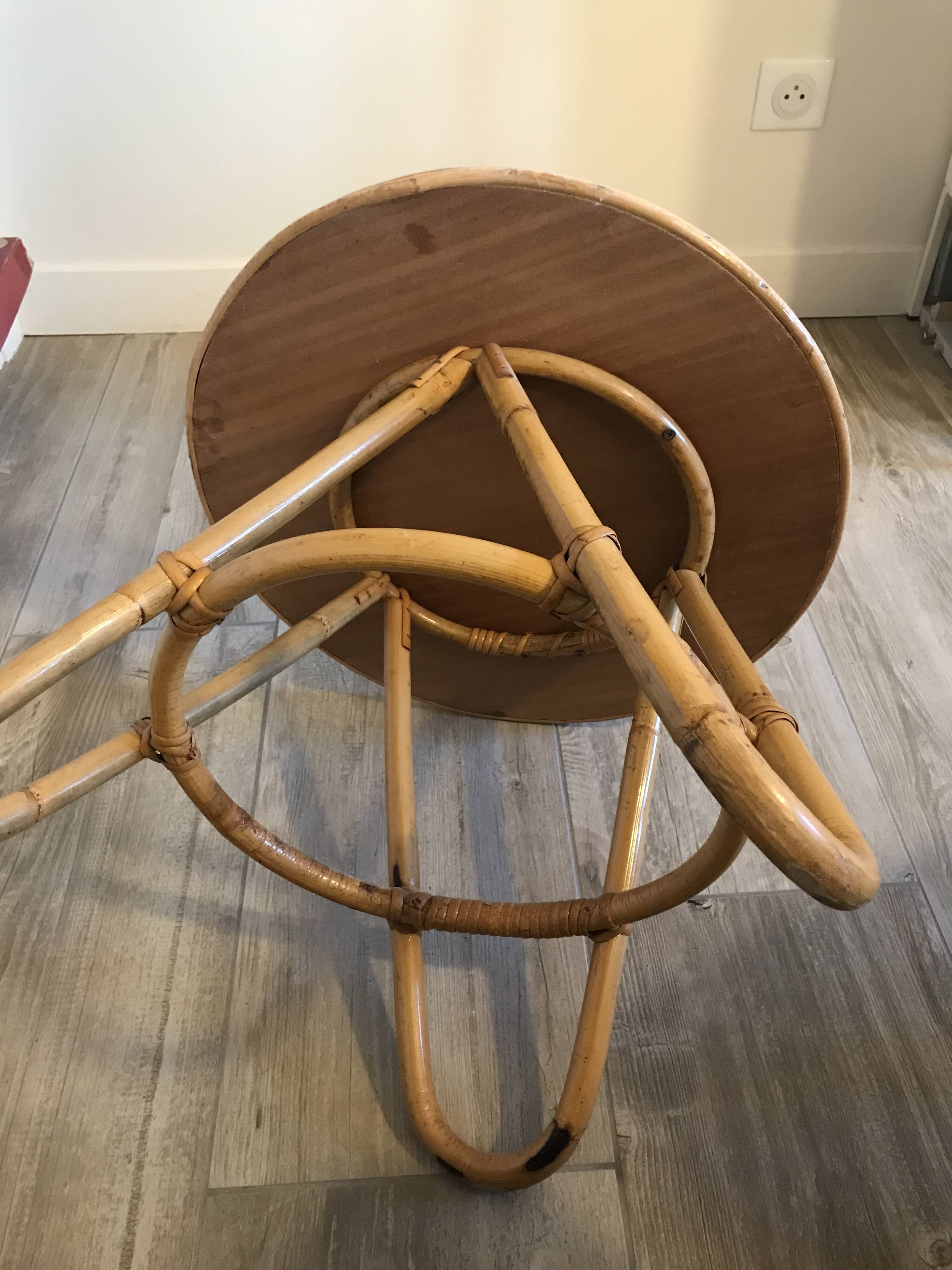 Vintage round table in rattan/wicker