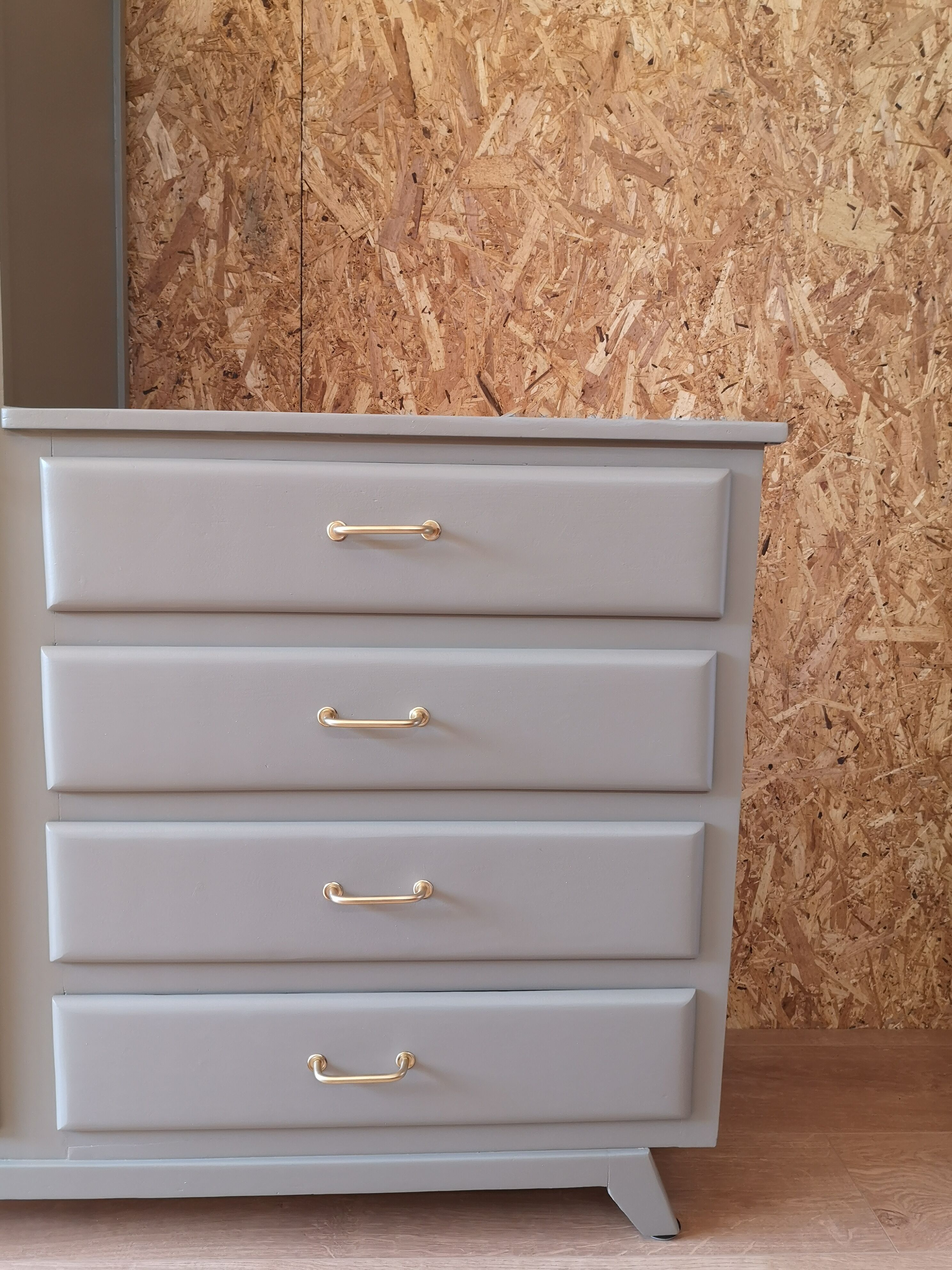 Asymmetrical cabinet compass feet