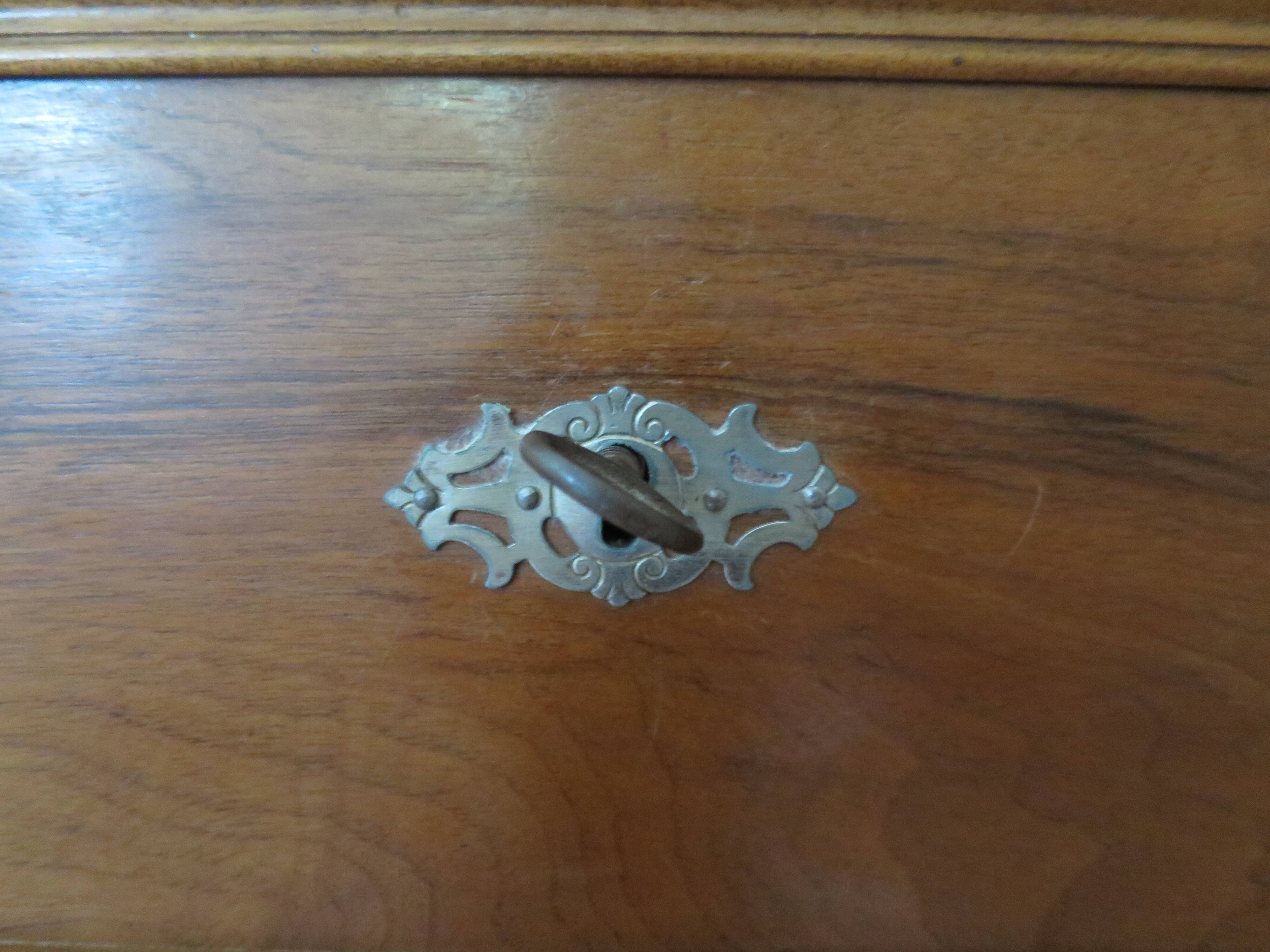 Rare - Pretty old chest of drawers with 4 drawers and 3 locks - In walnut - 1930