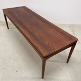 Table basse danoise longue en palissandre.