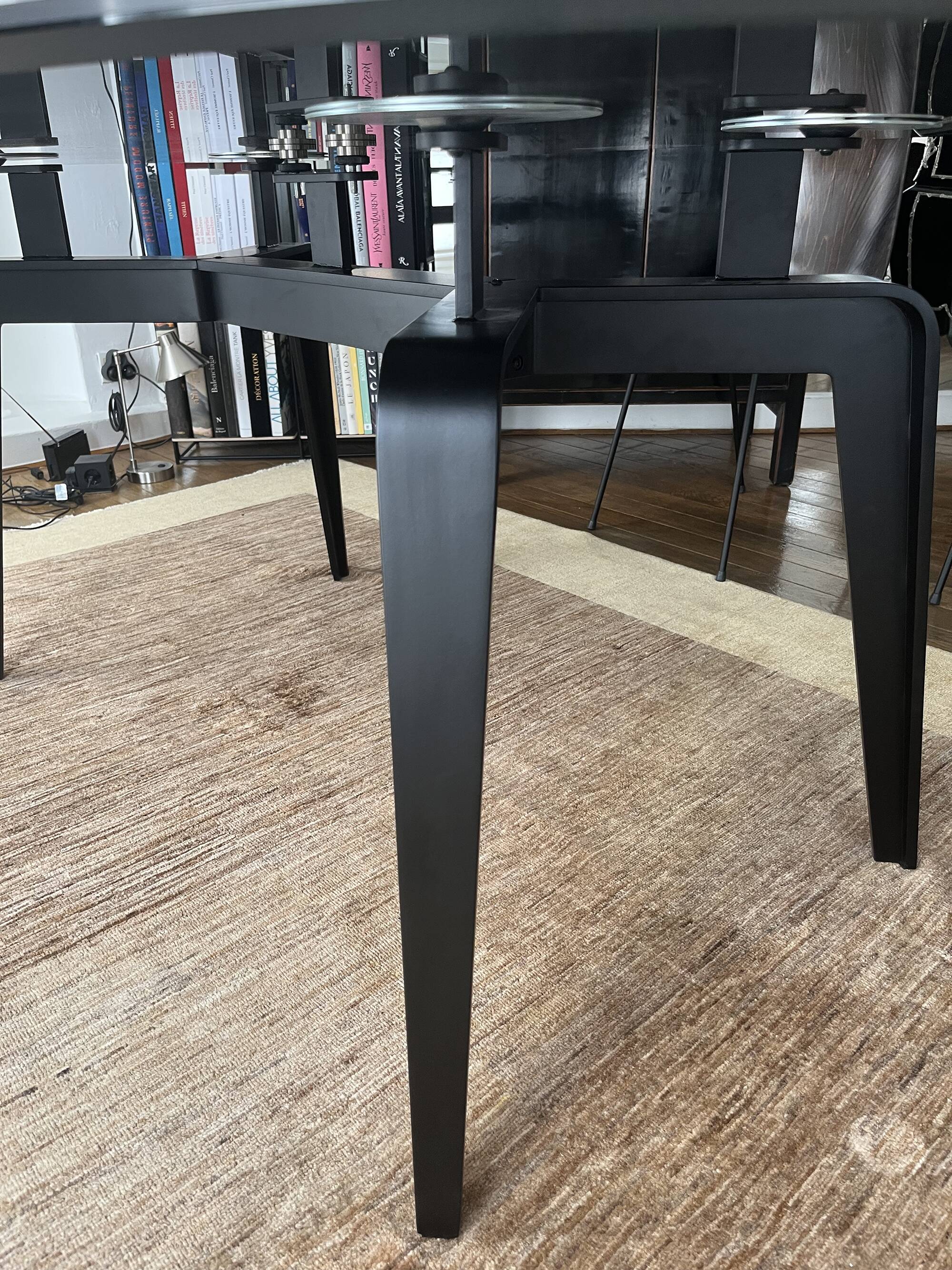 Oval dining table / Odessa by Ligne Roset