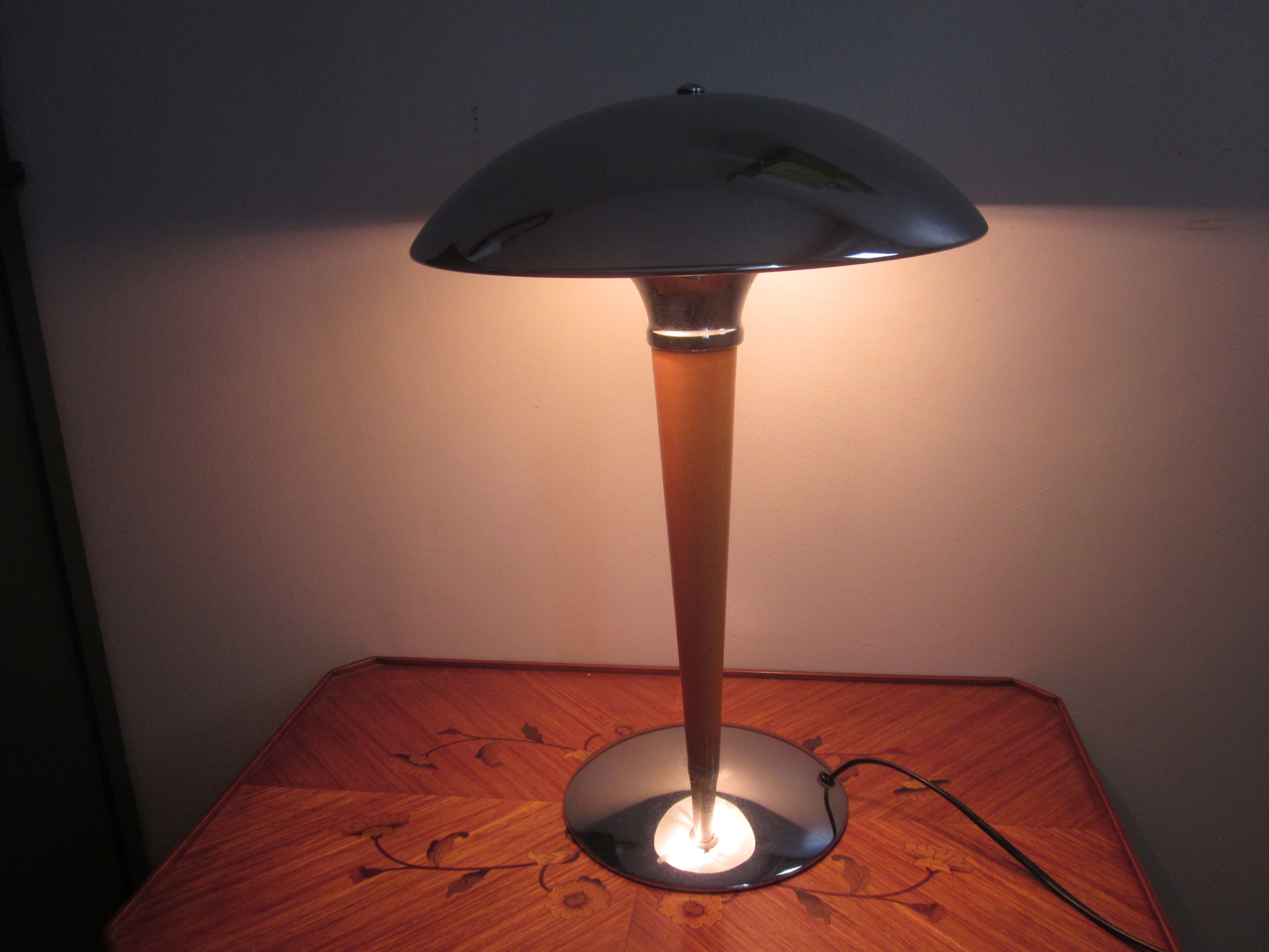 Lampe de bureau en metal chromè et bois