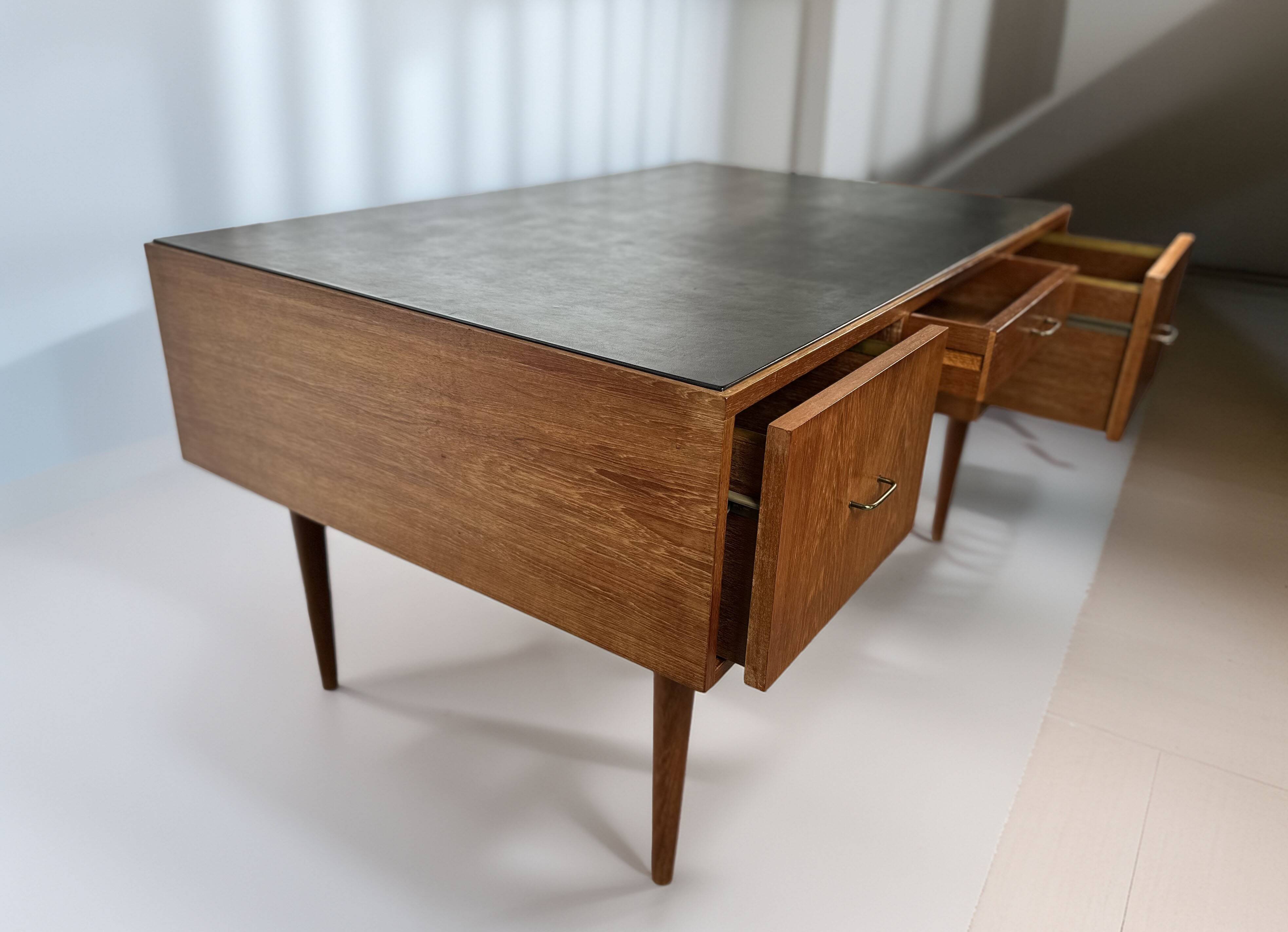 Grand bureau vintage de style moderne du milieu du siècle.