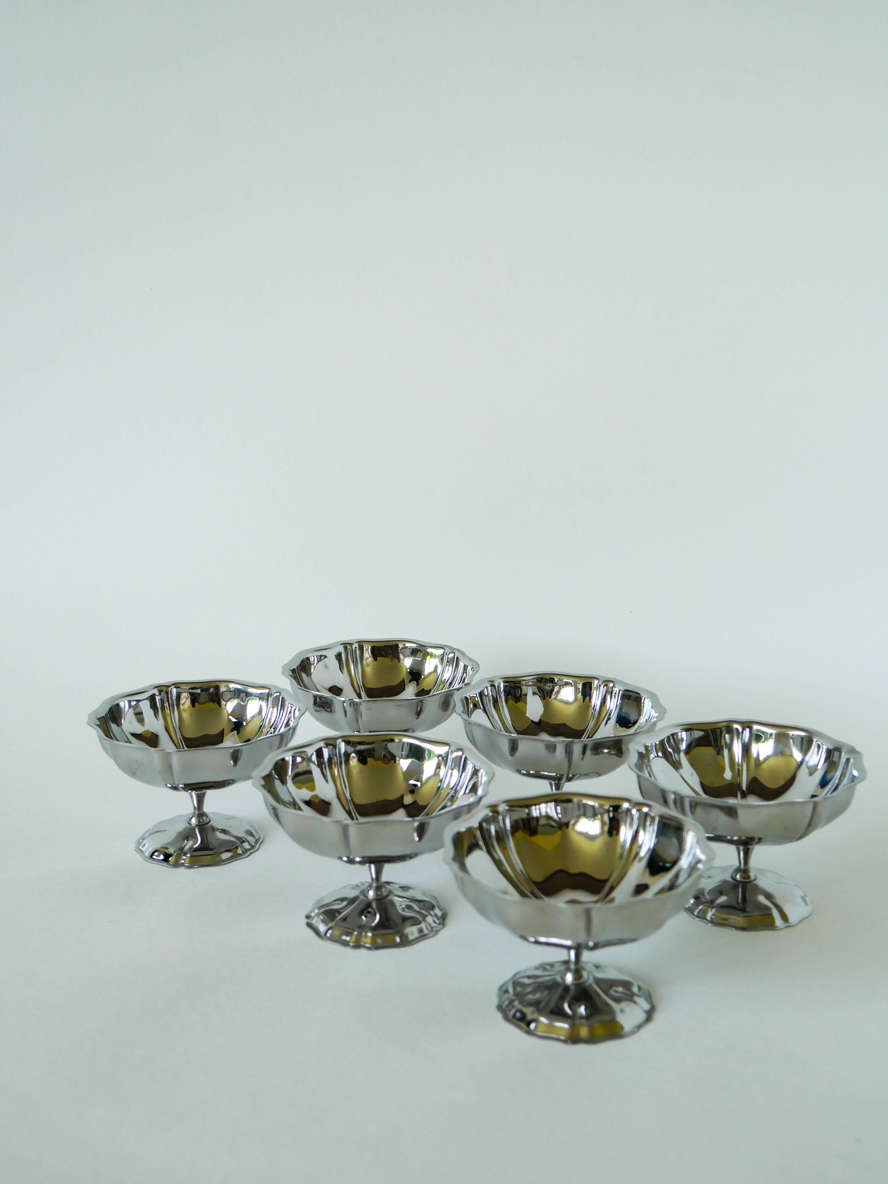 Set of 6 small, very elaborate stainless steel bowls with fine legs, mid-height, Design, 1970