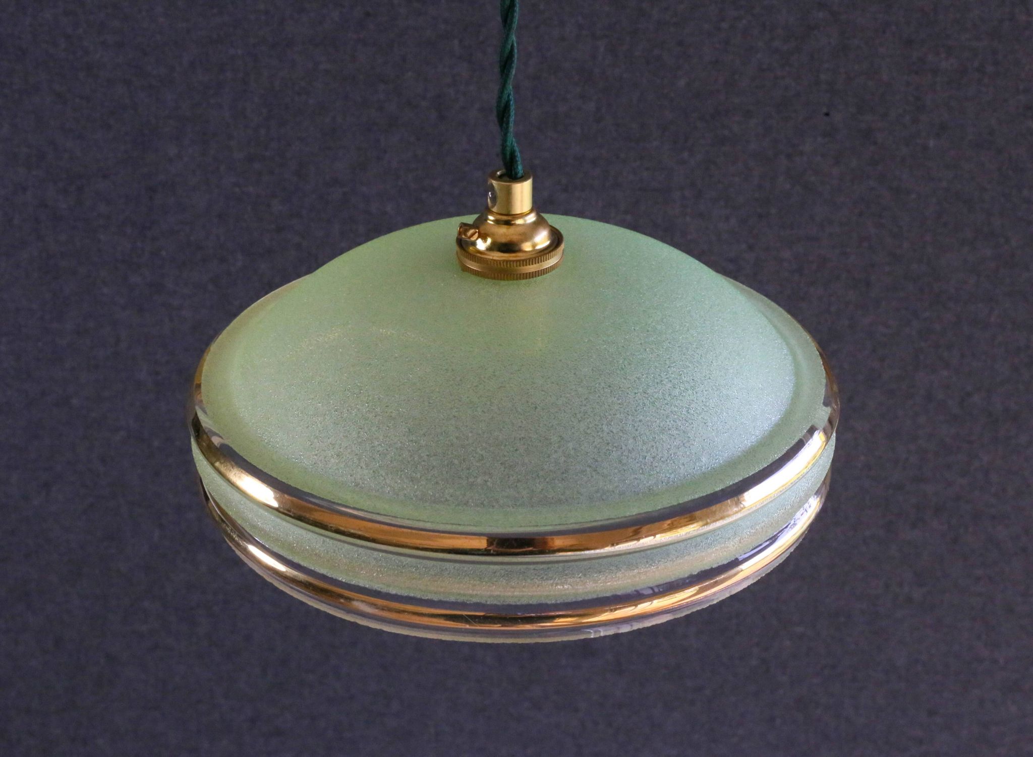 Suspension ancienne années 40 en verre granité vert avec filets dorés, douille et cable neufs
