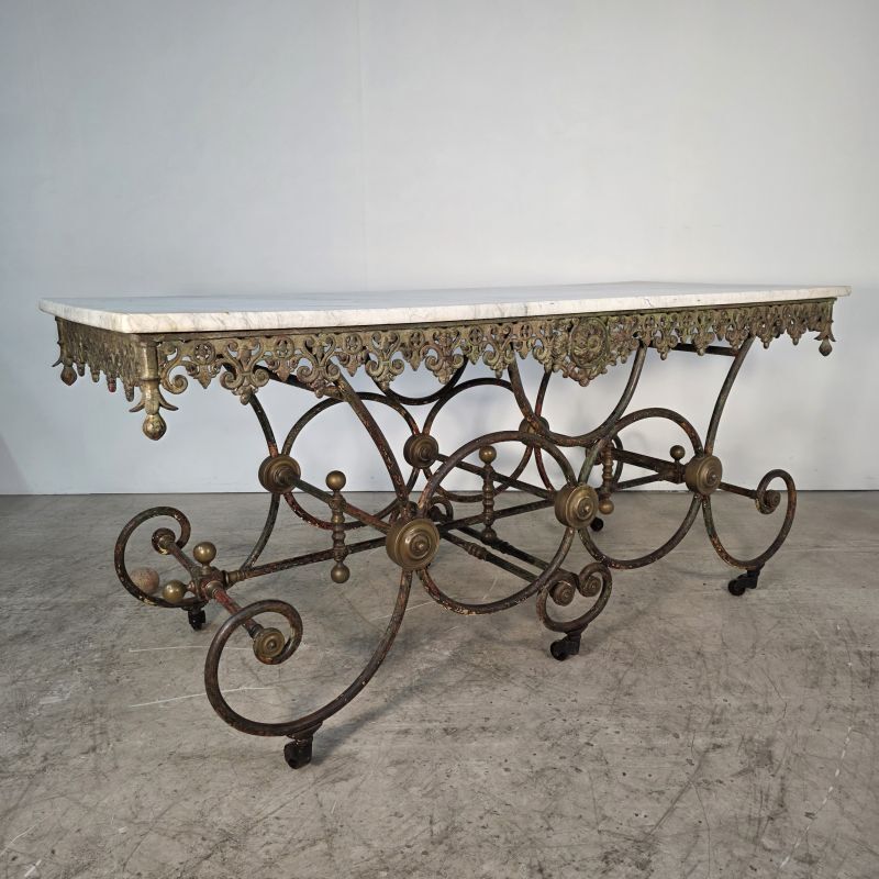 Exceptional large presentation table in cast iron from the late 19th century.