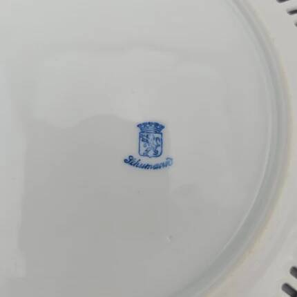 Set of 8 pierced dessert plates in Schumann porcelain.