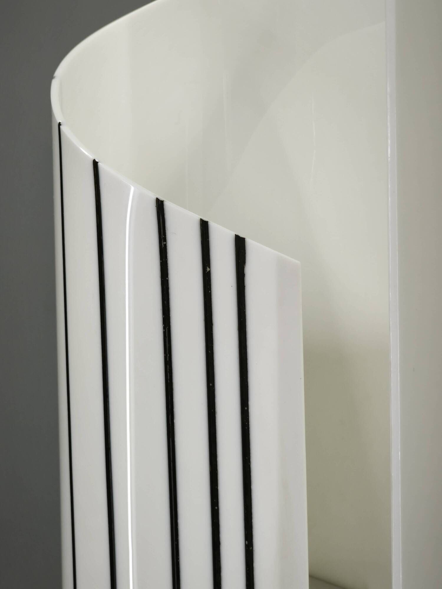 Lampadaire postmoderne sculptural en acrylique opalin, Italie années 1980
