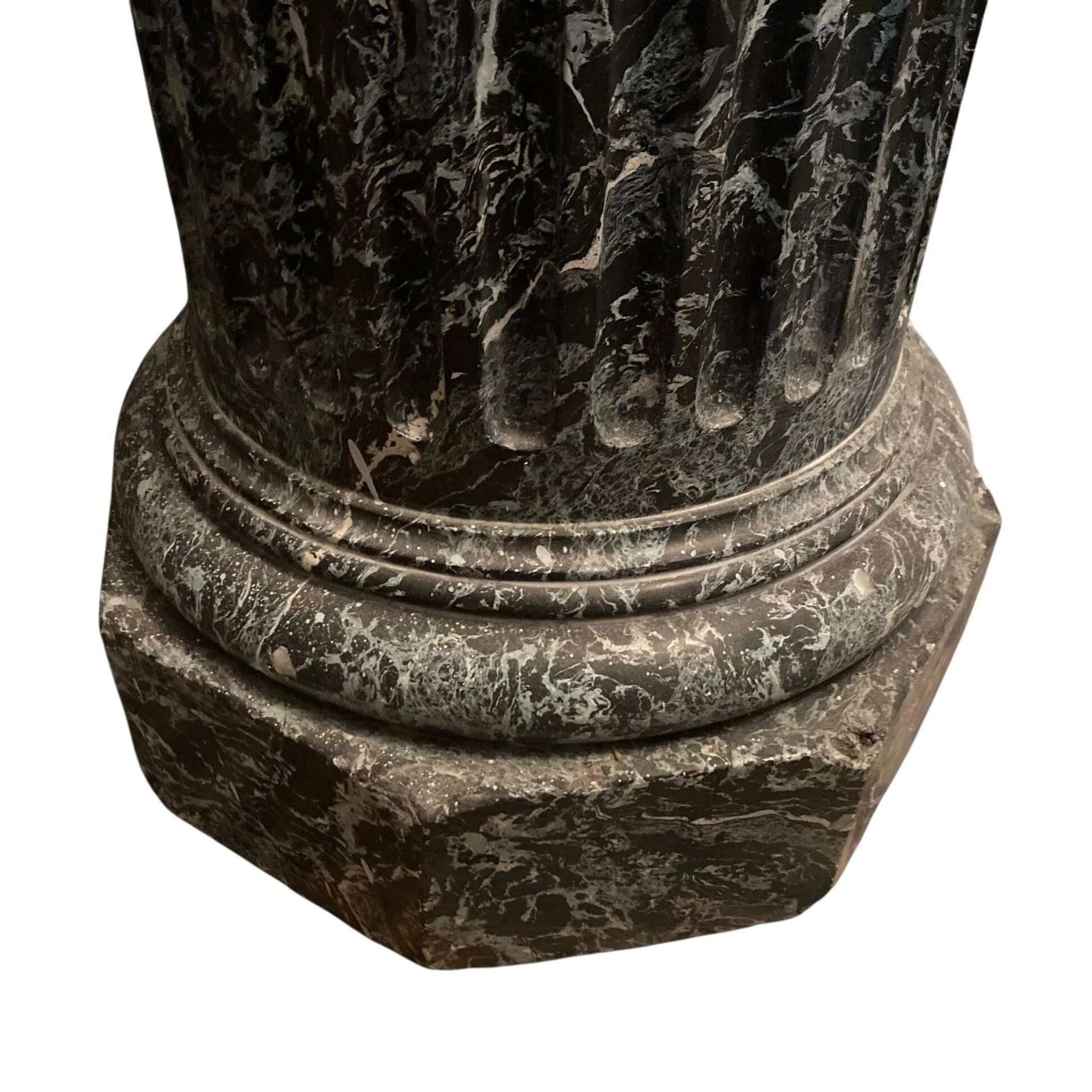 Paire de colonnes noires et vertes en scagliola 19e.