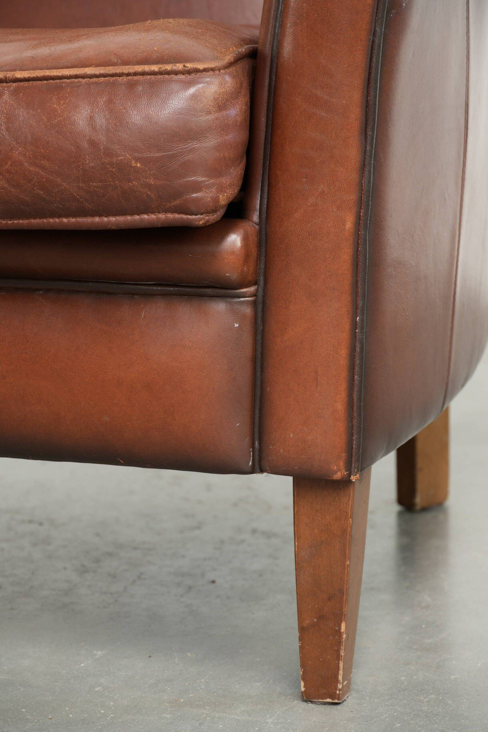 Timeless armchair made of sheepskin leather with a English look