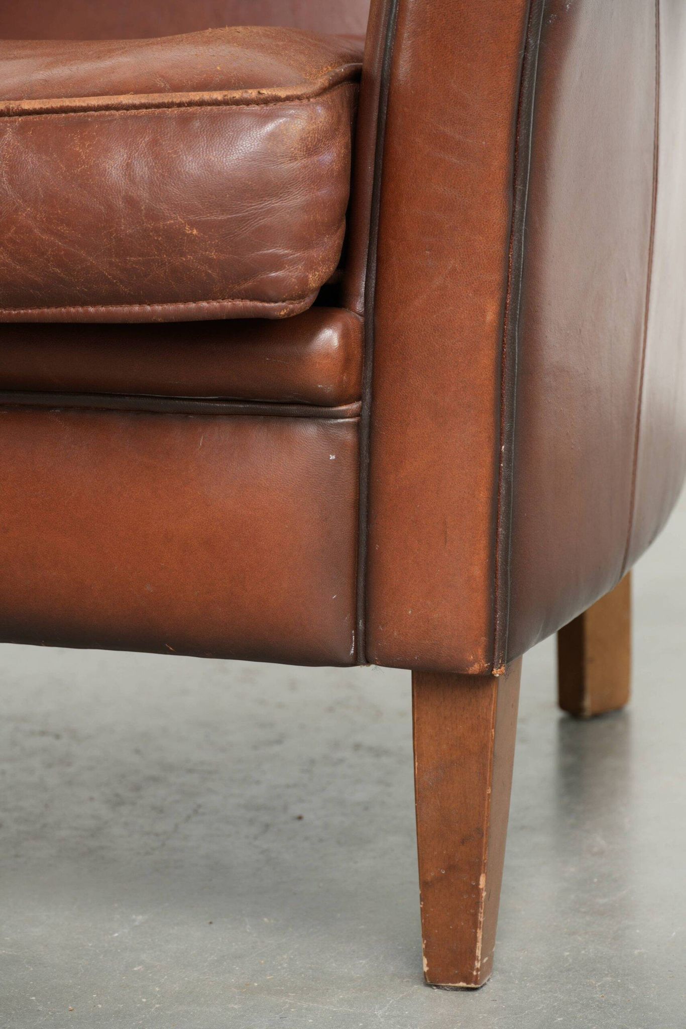 Timeless armchair made of sheepskin leather with a English look