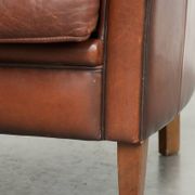 Timeless armchair made of sheepskin leather with a English look