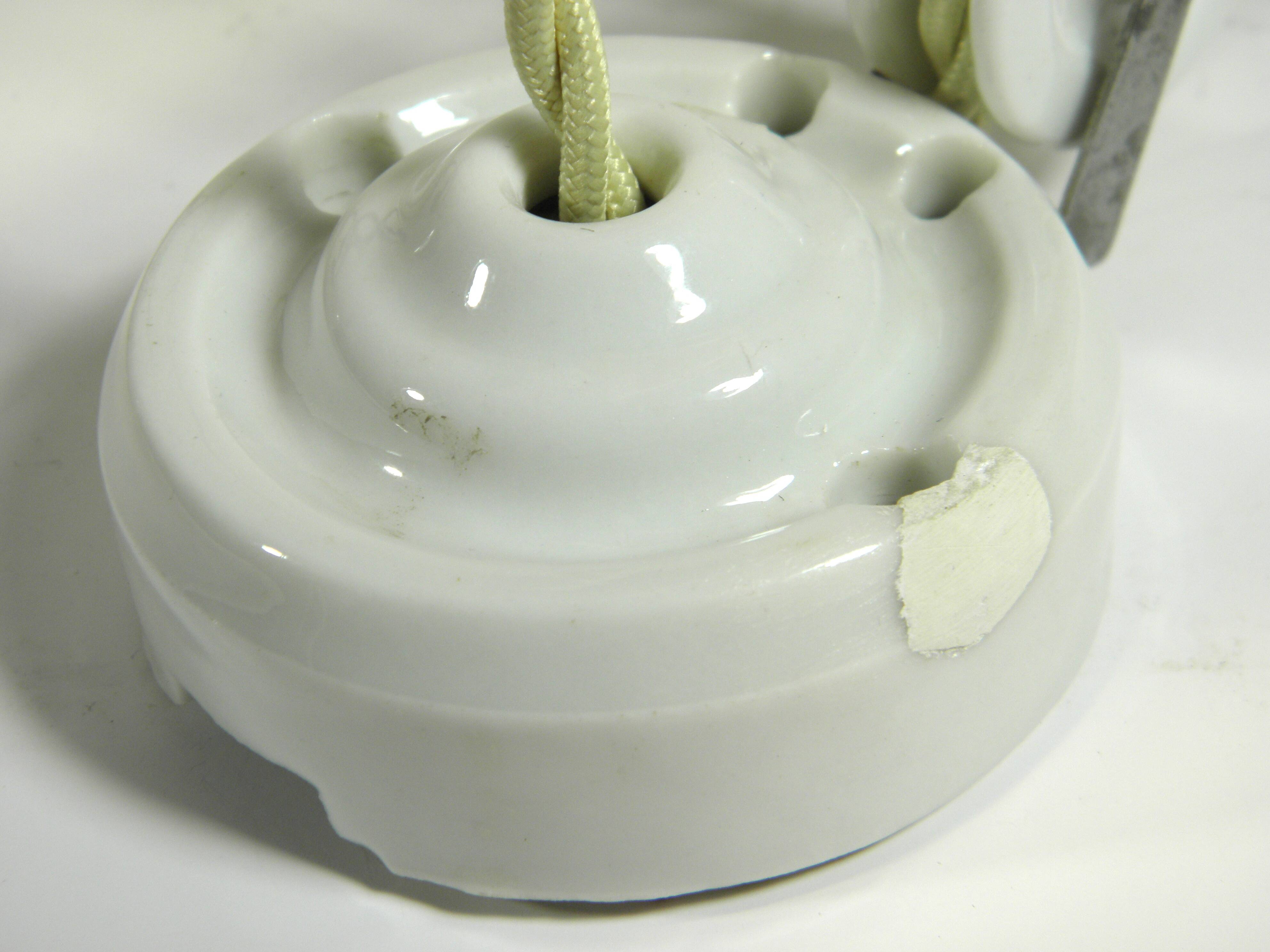 "Rise and fall" suspension in opaline and porcelain