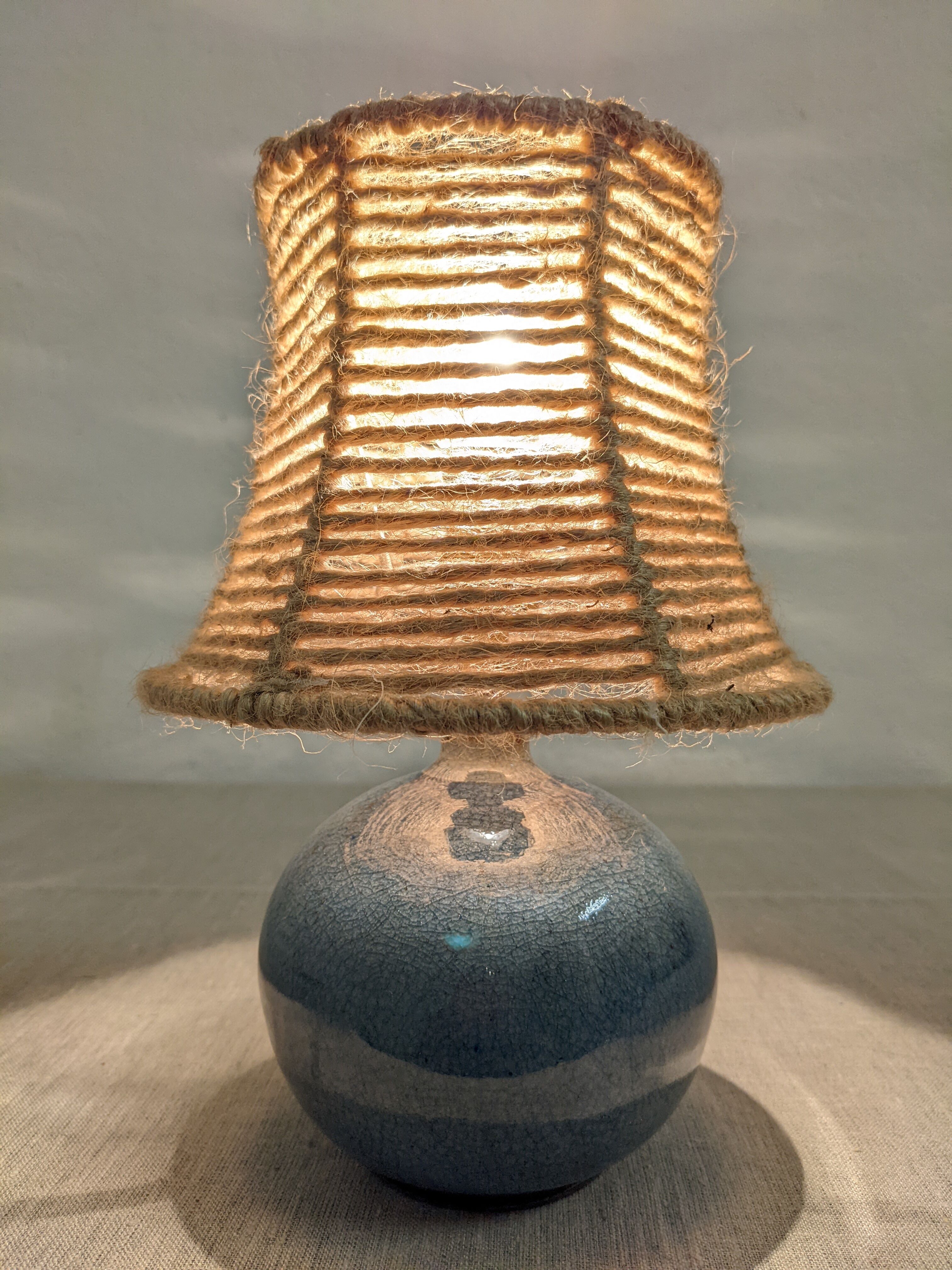 Lampe boule de chevet vintage en grès vernissé et corde de jute