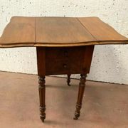 Table de chevet a battant en noyer XX siècle