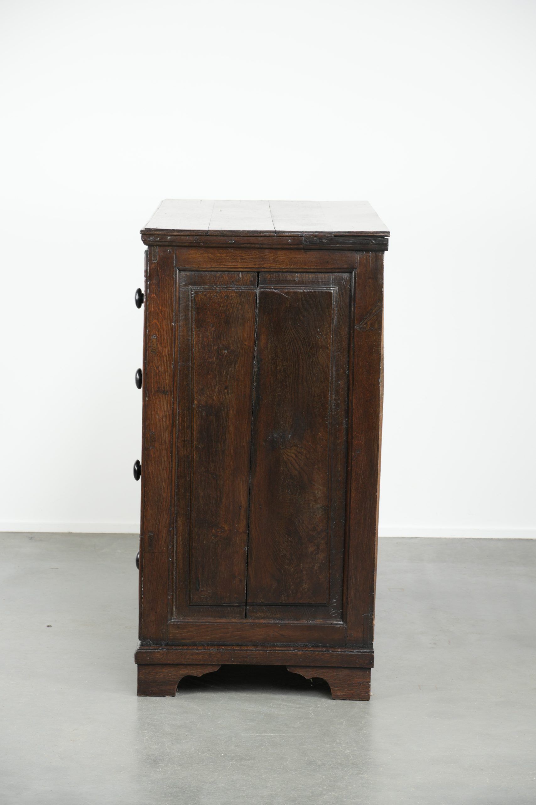 English antique oak chest of drawers / commode from the early 18th century