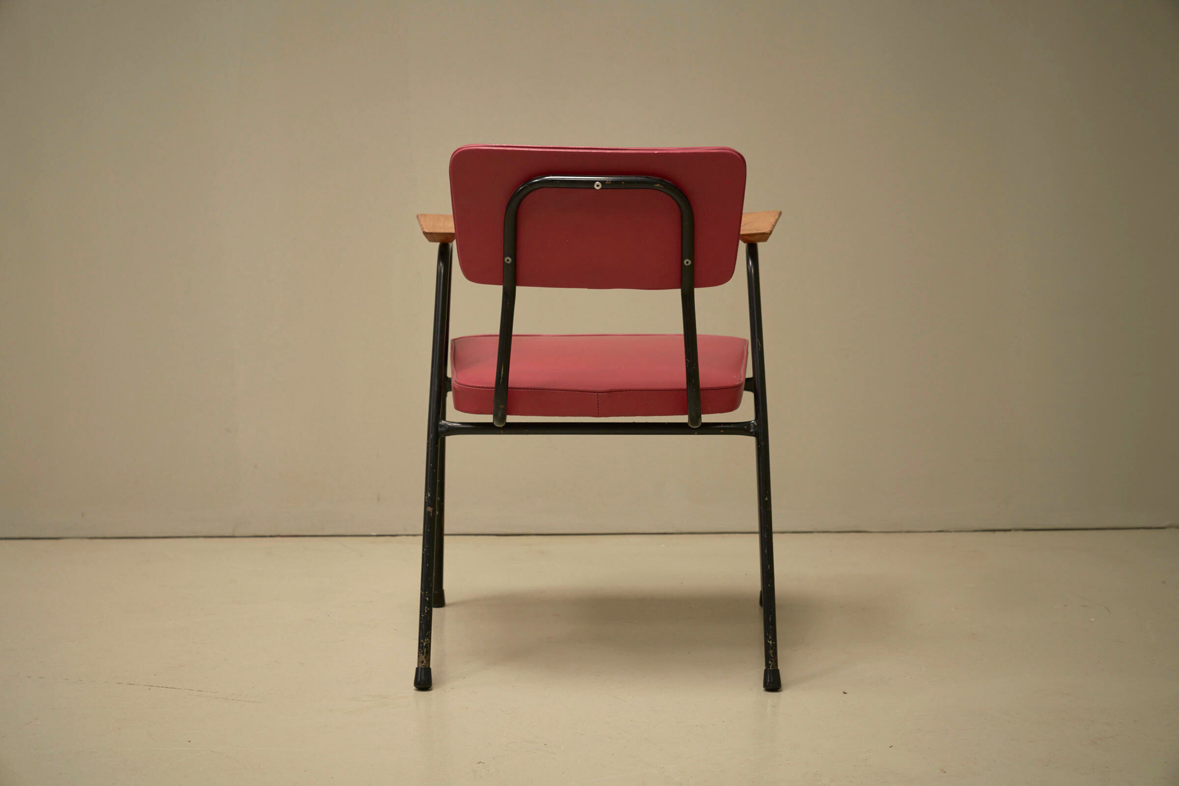 Chaise 'M' en rose foncé par Pierre Guariche pour Meurop