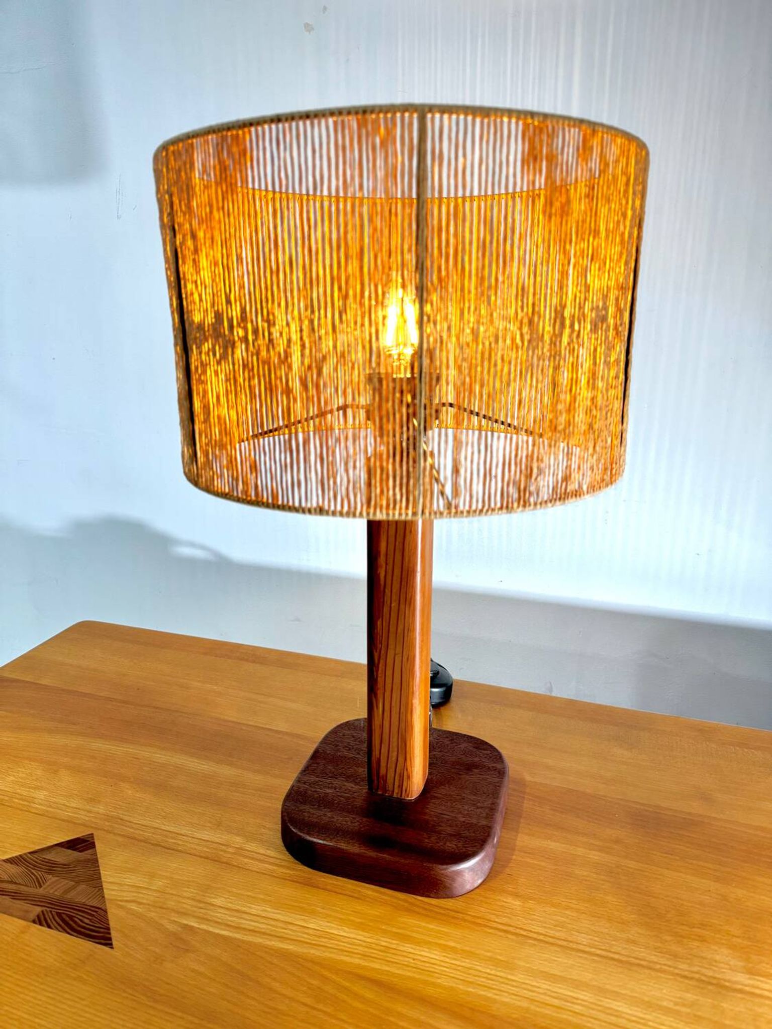 Lampe de table vintage en pin et teck avec nouvel abat-jour, années 70.