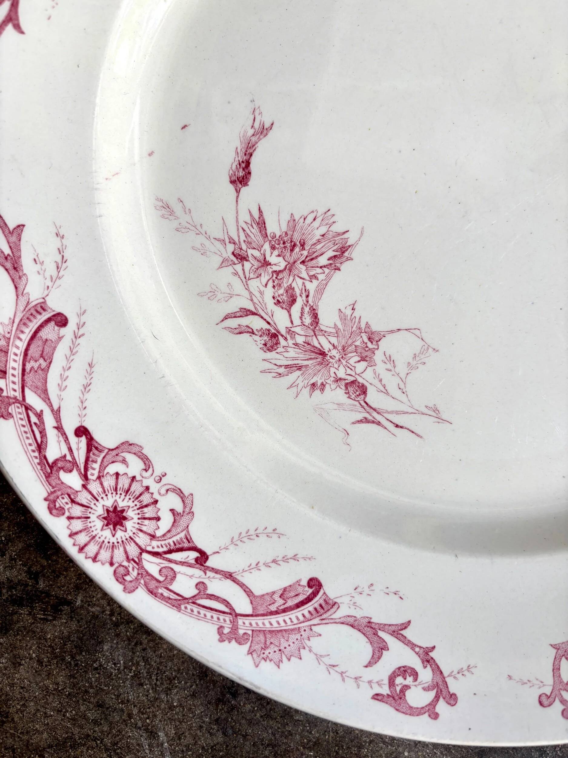 Plat rond Creil & Montereau en terre de fer rose, service "Centaurée"