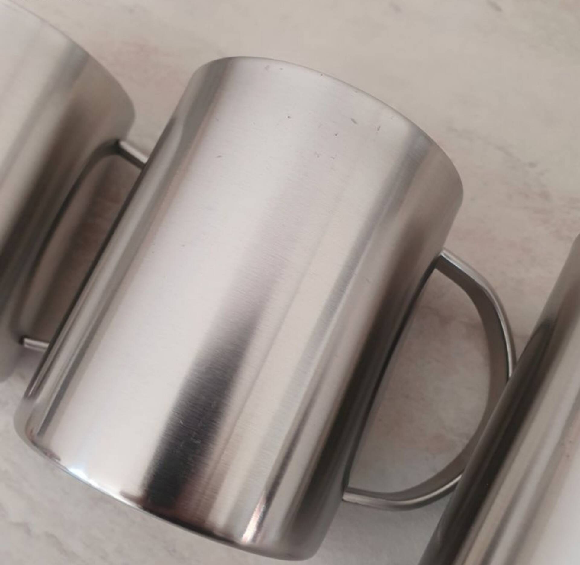 4 Grandes Tasses en inox et son support métallique