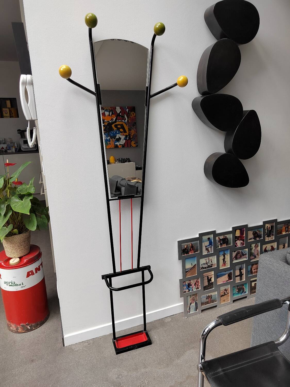 Coat rack/vintage iron mirror on foot 1970