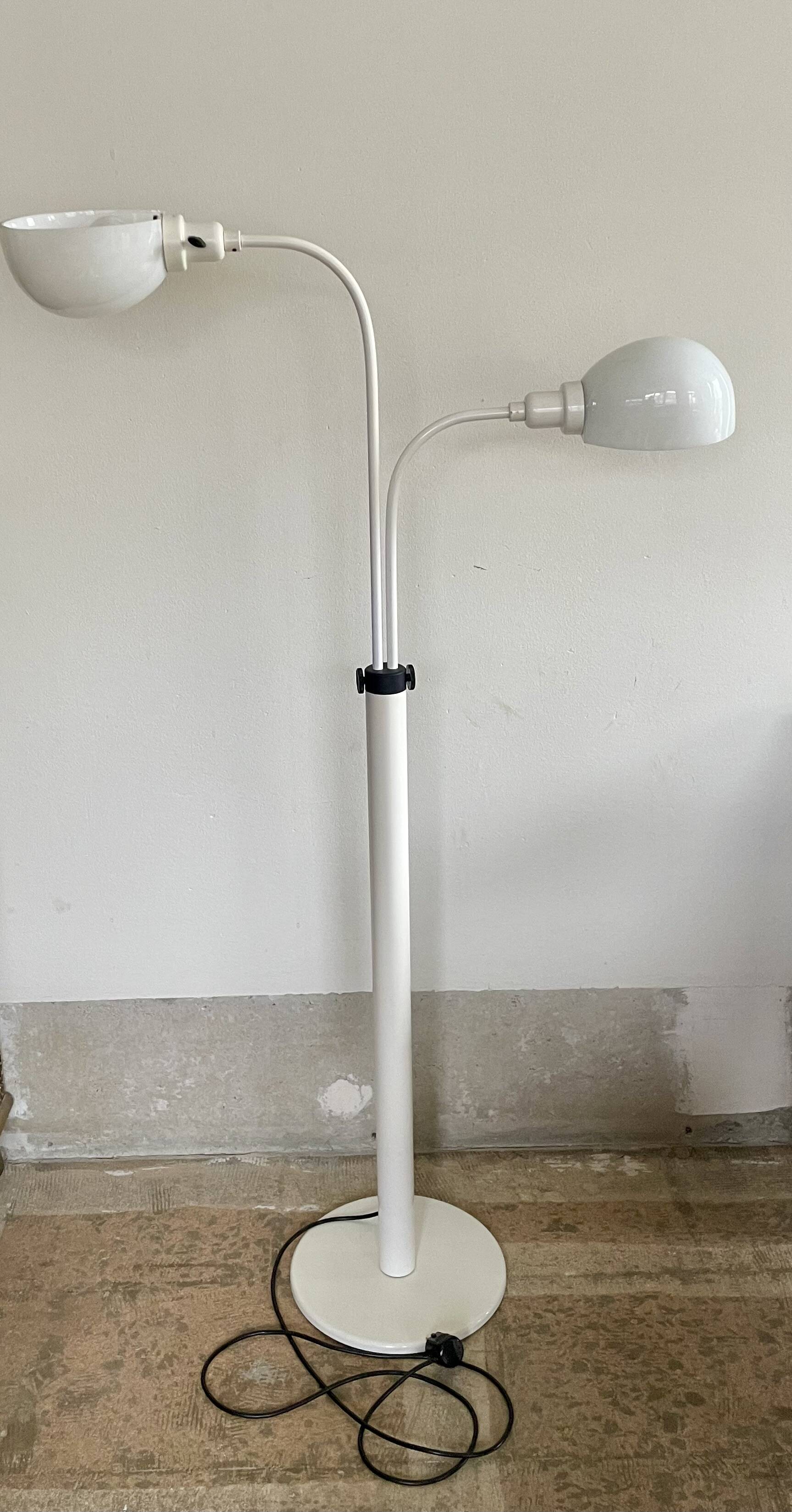Lampadaire blanc sur pied avec bras rotatifs et abat-jours.