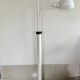 Lampadaire blanc sur pied avec bras rotatifs et abat-jours.
