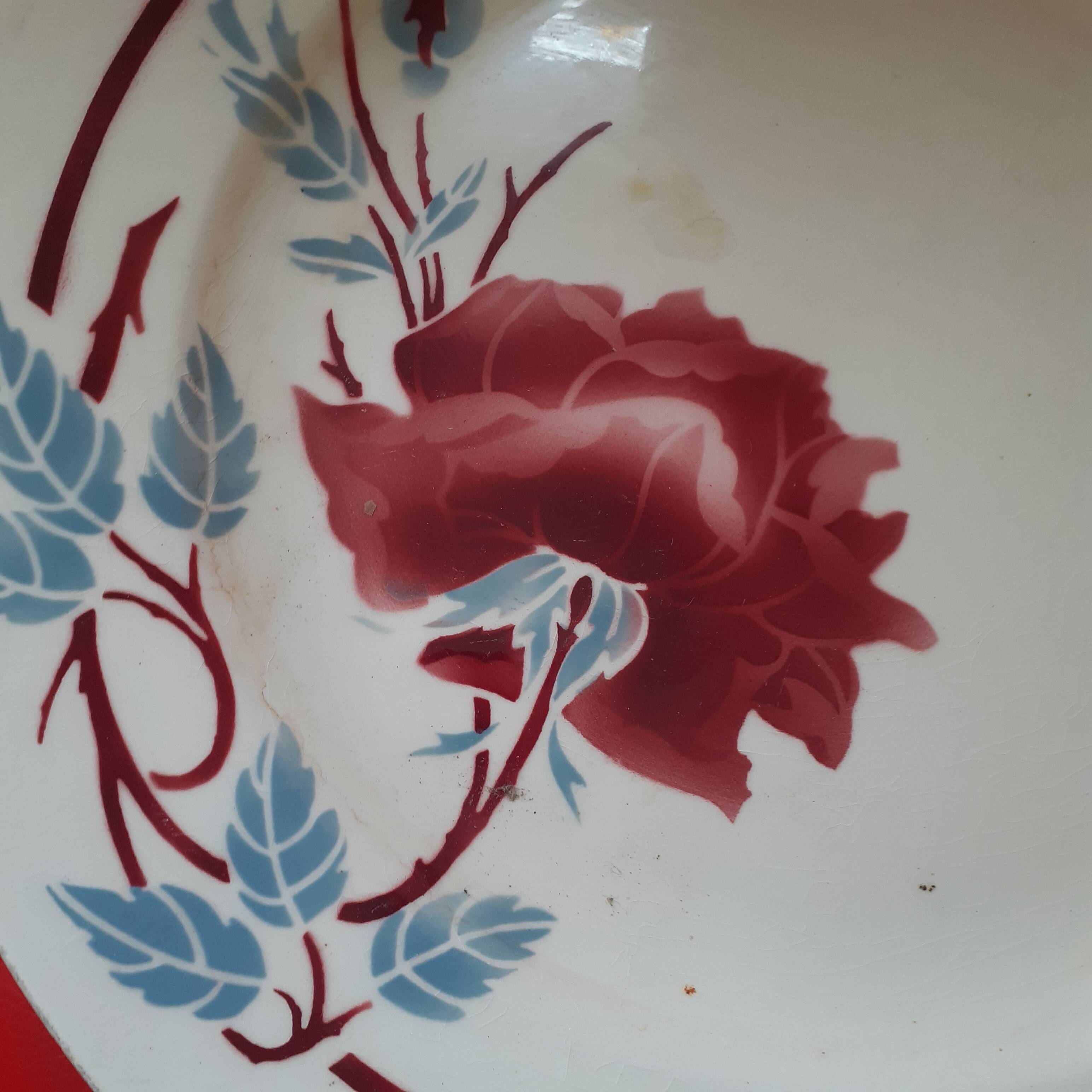 Hollow flat. Lunèville. Lyne model. Large red rose pattern.