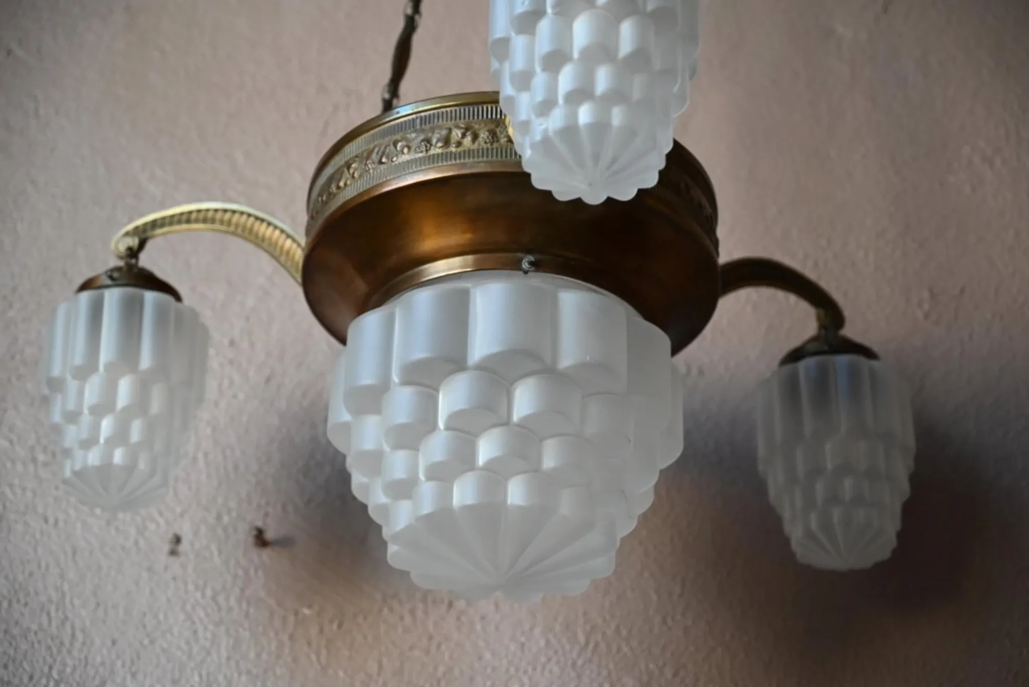 Art Deco lustre in brass and frosted pressed glass from the 1930s.