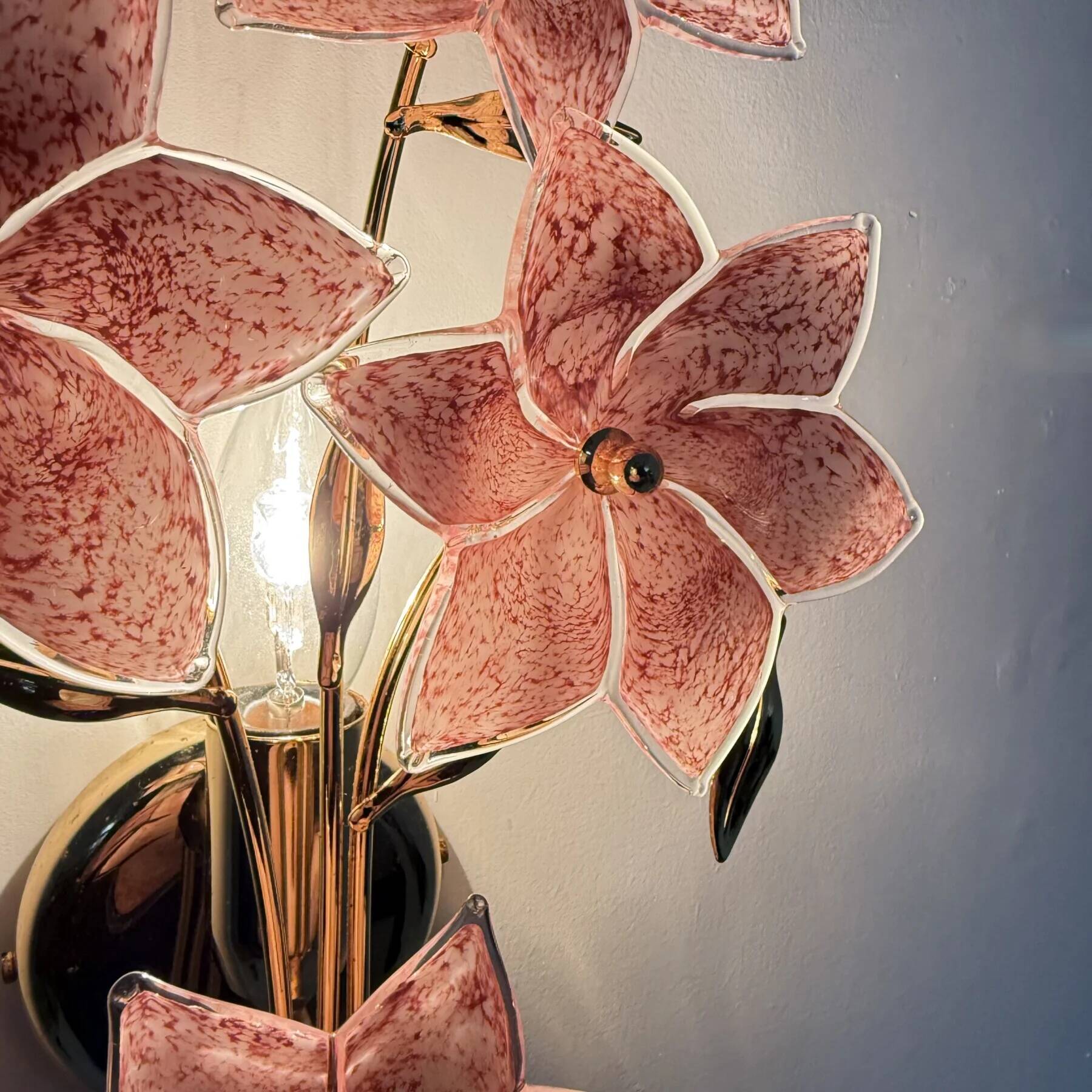Mid-century design Murano pink glass flower wall lamp, 1970s