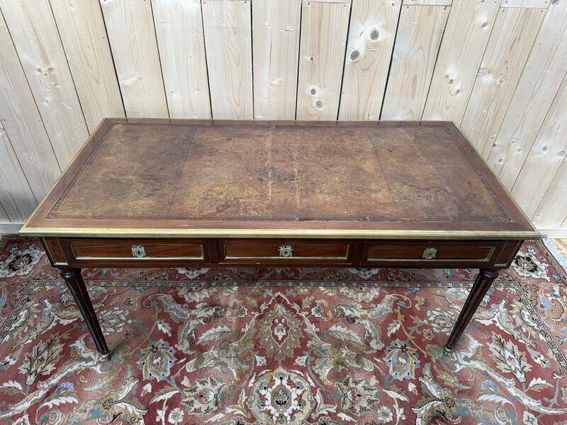 Bureau plaît de style Louis XVI en acajou et filets de laiton