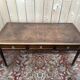 Bureau plaît de style Louis XVI en acajou et filets de laiton