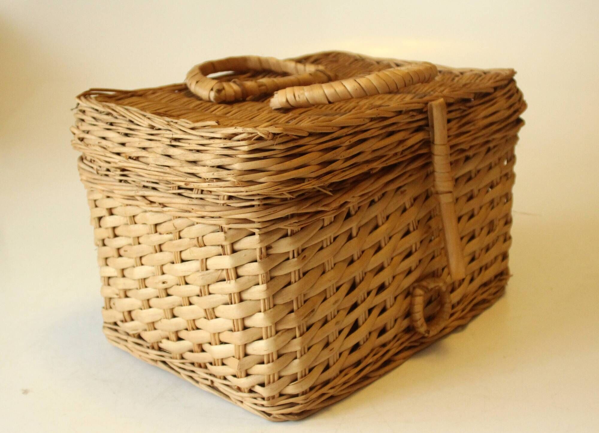 Braided rattan basket with lid, jewelry box, vintage from the 1970s