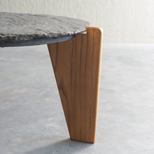 2 tables d'appoint en ardoise et bois de pin de style brutaliste