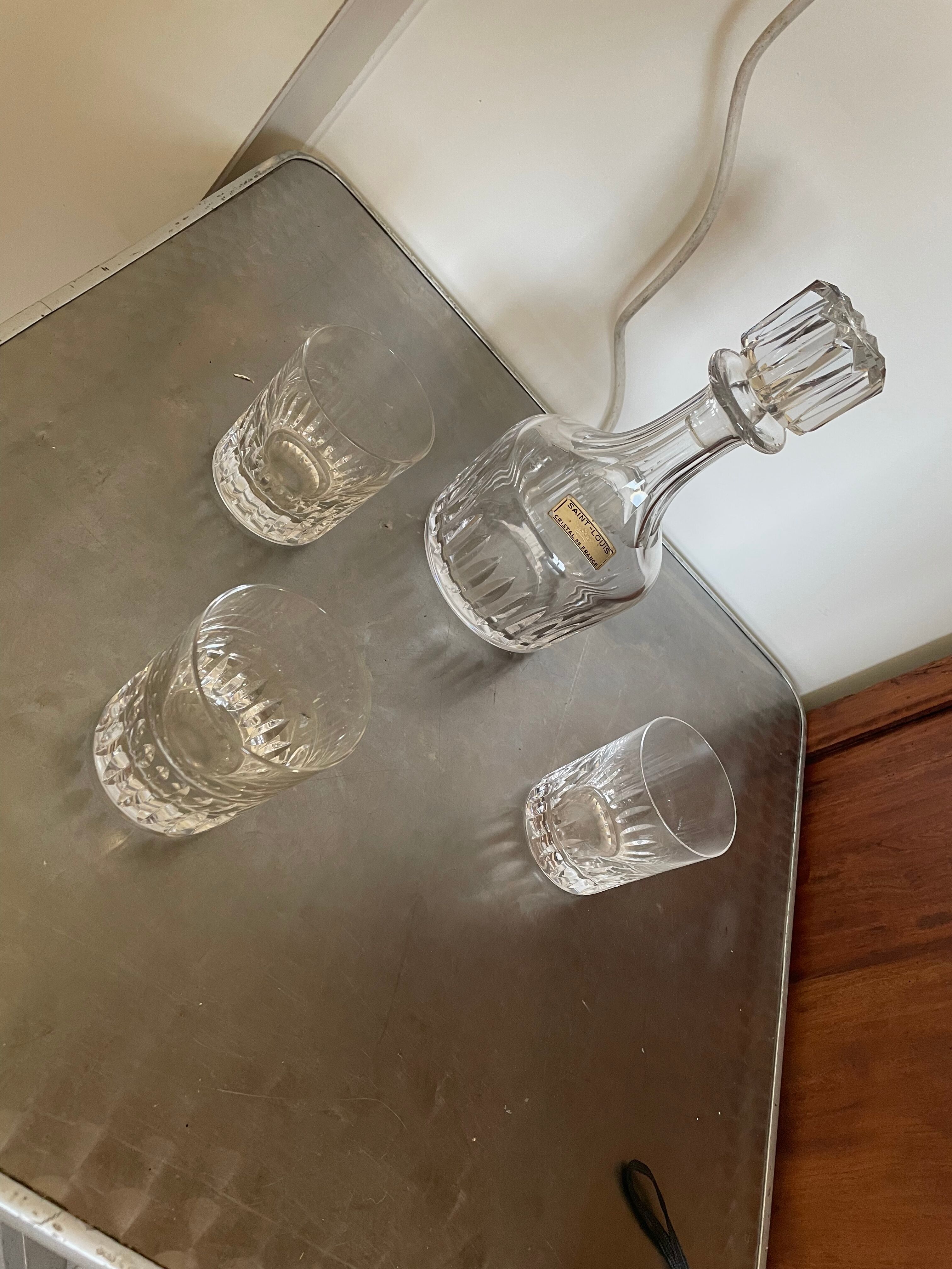 Whisky decanter and its 3 crystal glasses St Louis