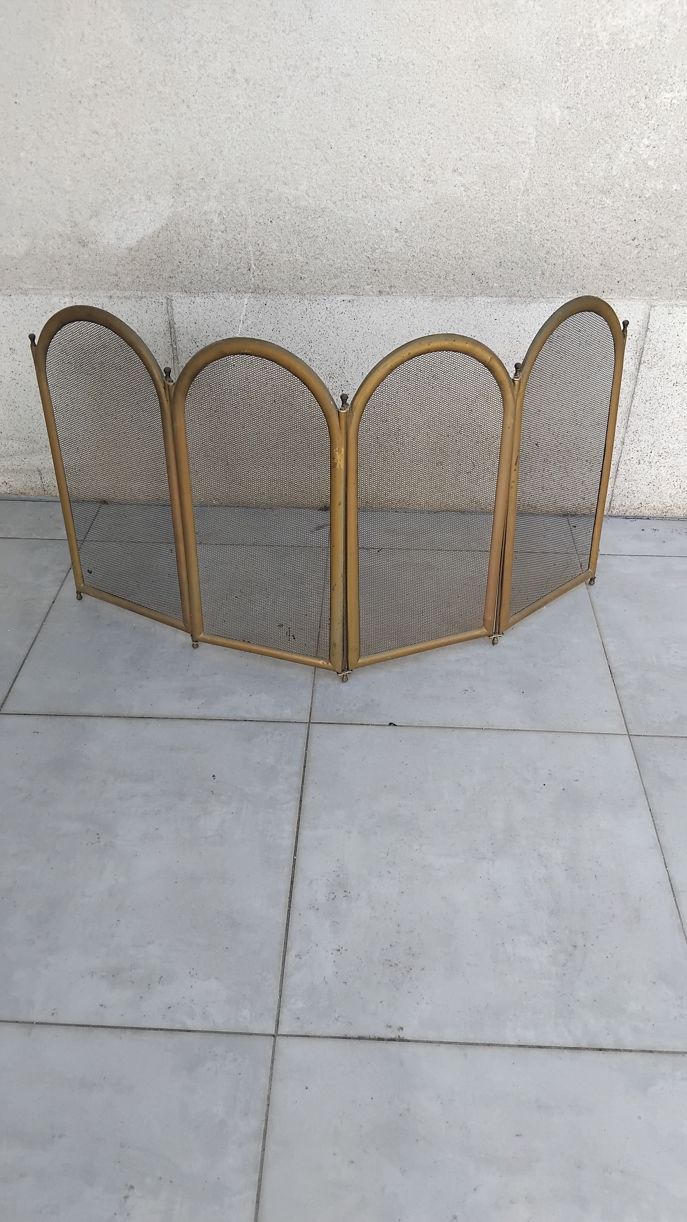 Neoclassical style fire screen with 4 panels and mesh.