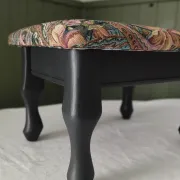 Petit ottoman repose-pied tapisserie vintage.