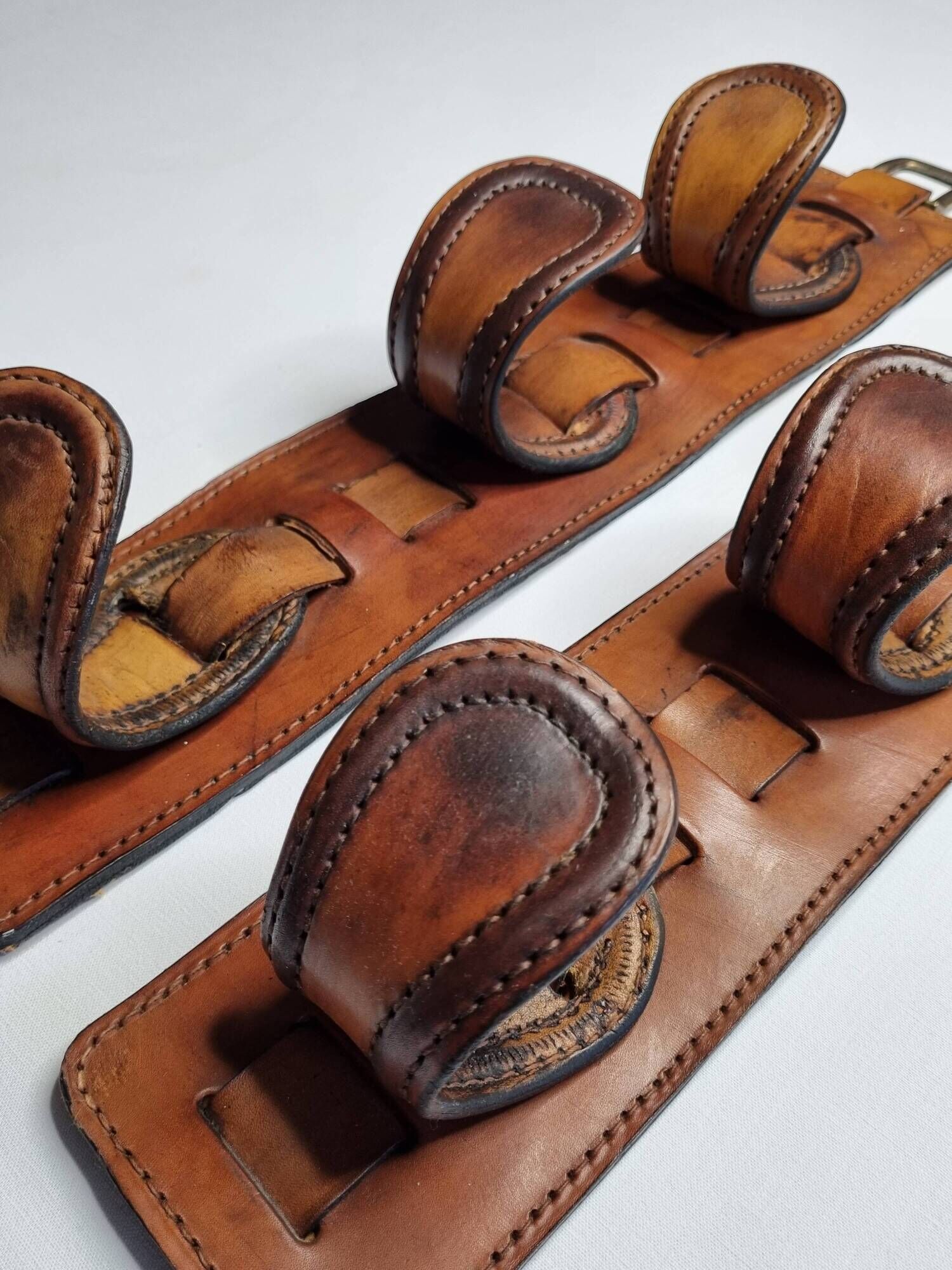 Pair of game bags in saddle leather and brass, old, 3 hooks, 57 cm