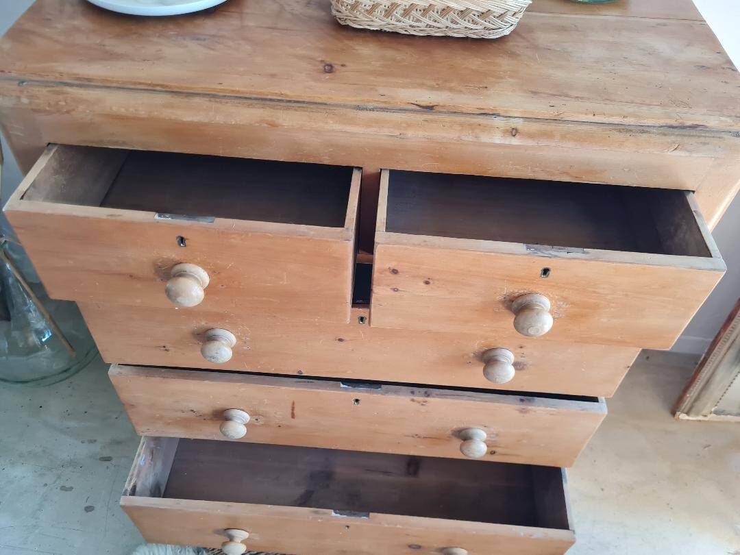 Antique English-style chest of drawers