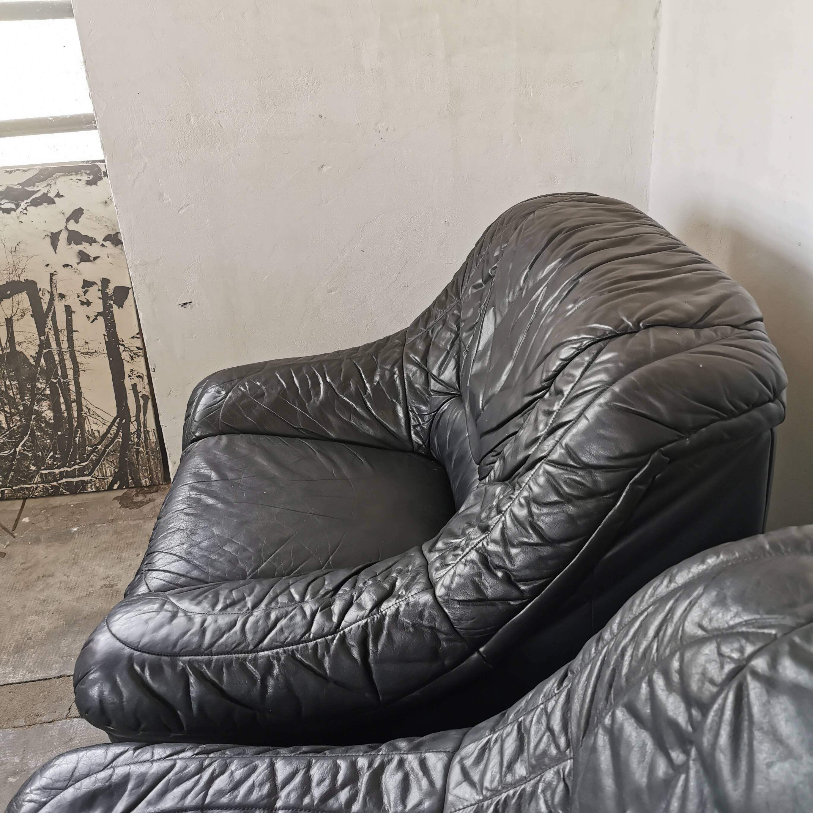 Pair of black leather armchairs from the 80s