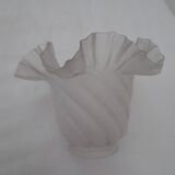 Wall light at 45° and its very elaborate frosted glass tulip