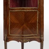Vitrine d'angle de style Louis XV avec vitre cintrée, vers 1950